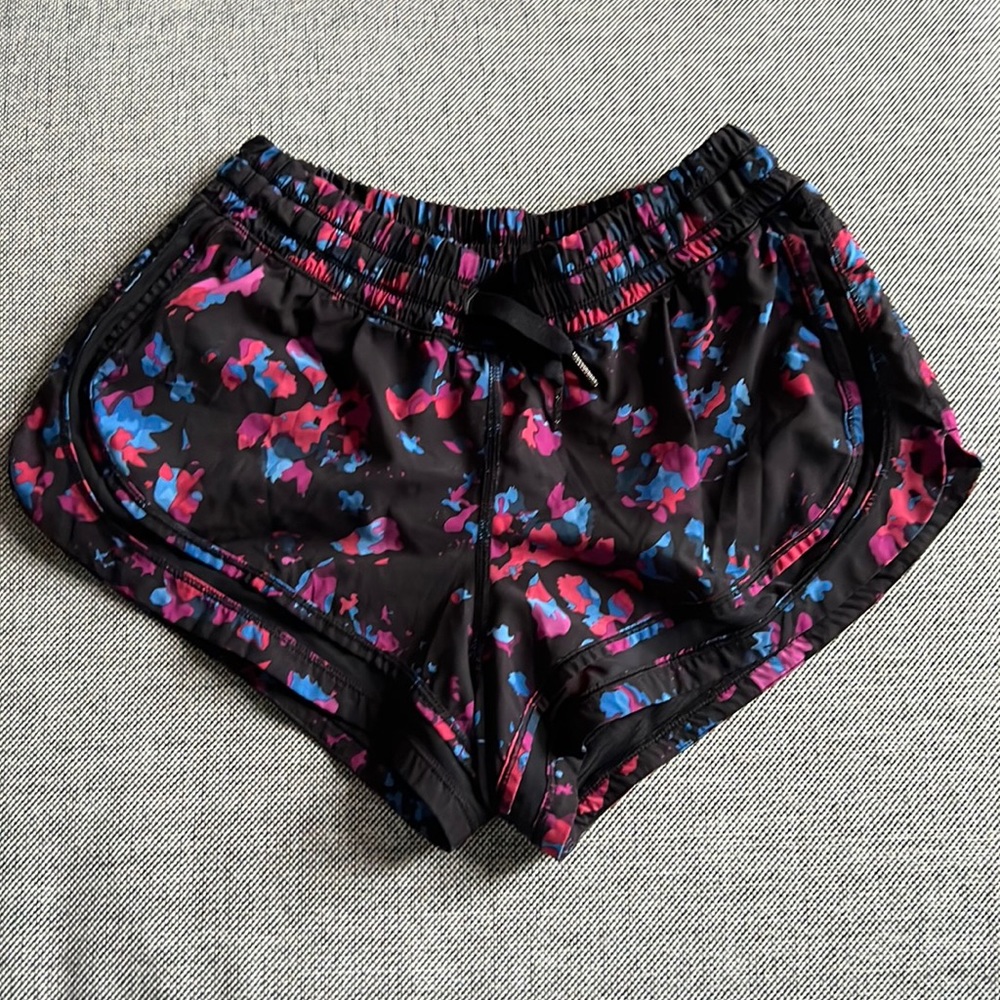 Lululemon Shorts Size 6.
Low rise, 2.5 inches inches in seam
